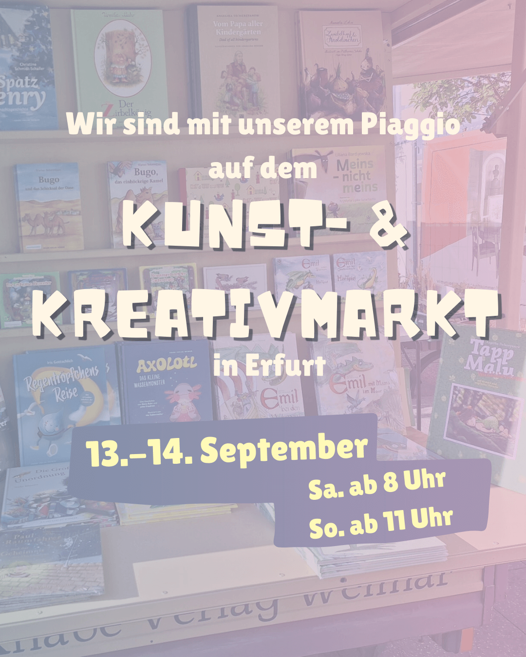Bücherstand mit Kinder- und Jugendbüchern auf einem Markt. Darüber liegt Text: „Wir sind mit unserem Piaggio auf dem Kunst- & Kreativmarkt in Erfurt. 13.–14. September. Sa. ab 8 Uhr, So. ab 11 Uhr.“ Im Hintergrund sind Buchcover und Marktstände zu sehen.