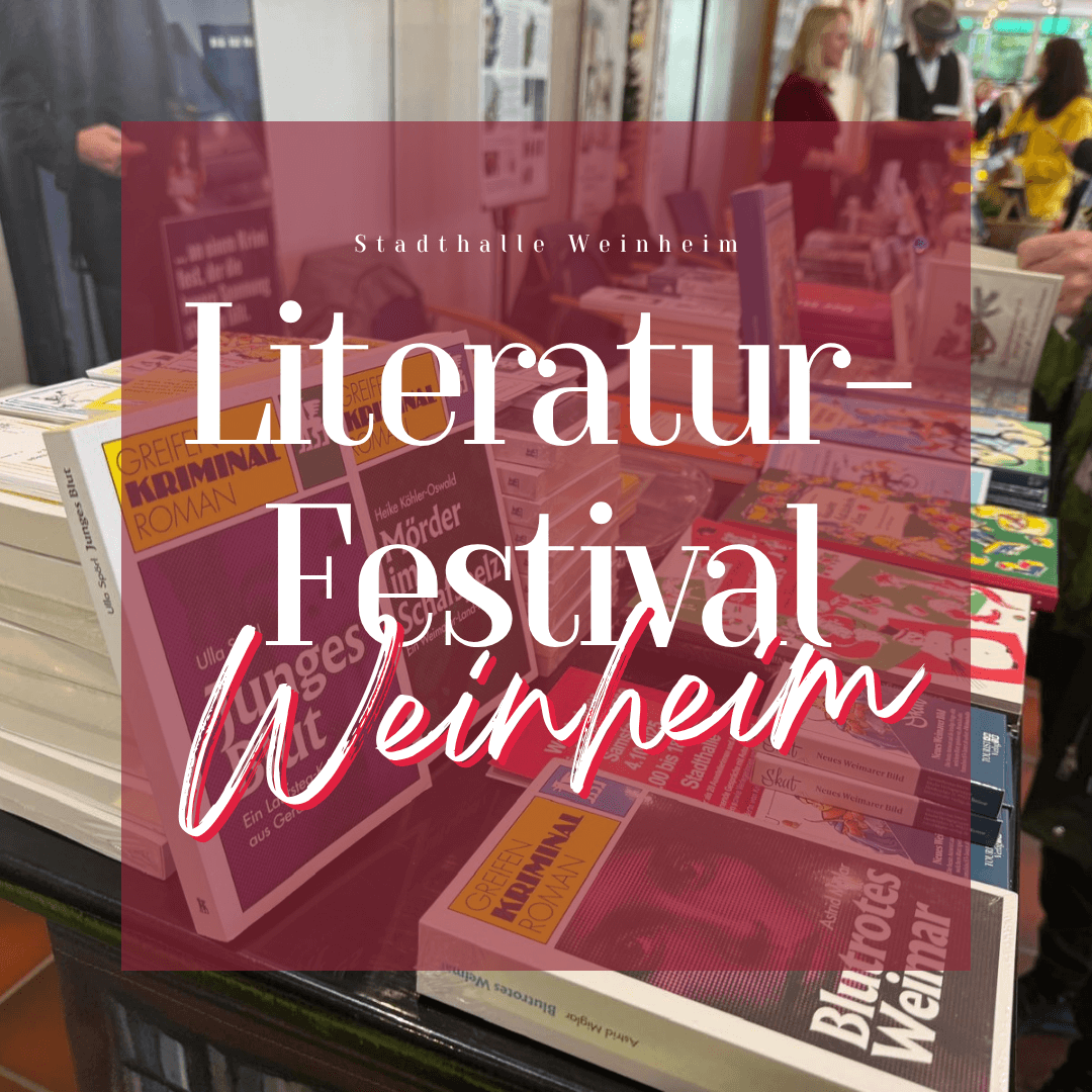 Mehrere Kriminalromane liegen auf einem Büchertisch in der Stadthalle Weinheim, während Besucherinnen und Besucher im Hintergrund durch das Literaturfestival schlendern. Über dem Bild liegt ein transparenter roter Schriftzug: „Stadthalle Weinheim – Literatur-Festival Weinheim“.