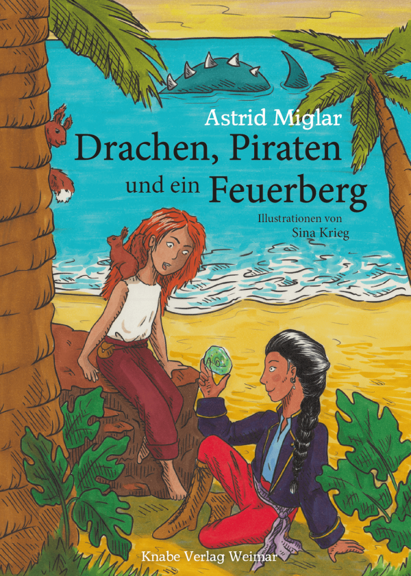 Illustration eines Kinderbuchcovers: Zwei Mädchen sitzen an einem Strand unter Palmen auf einer Südseeinsel. Eine Piratin mit dunklem Zopf zeigt einem rothaarigen Mädchen einen grünen Glasstein, während im Meer hinter ihnen ein Drache aus dem Wasser auftaucht. Auf dem Cover steht der Titel des Drachen-Kinderbuchs: „Drachen, Piraten und ein Feuerberg“.