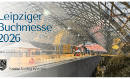 Innenaufnahme einer modernen Messehalle mit hoher Glasdecke und geschwungener Architektur, beleuchteten Ständen und wenigen Besuchern auf einem breiten Gang; links groß eingeblendeter Text „Leipziger Buchmesse 2026“, Hinweis auf Veranstaltung im März sowie Logo und Name eines Verlags – LBM 2026