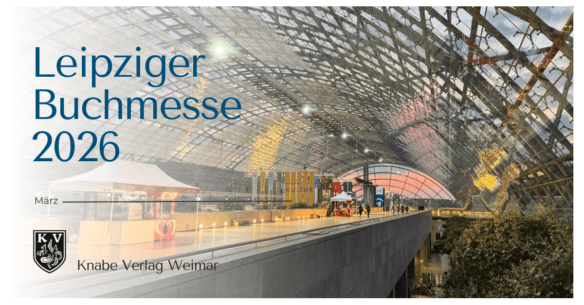 Innenaufnahme einer modernen Messehalle mit hoher Glasdecke und geschwungener Architektur, beleuchteten Ständen und wenigen Besuchern auf einem breiten Gang; links groß eingeblendeter Text „Leipziger Buchmesse 2026“, Hinweis auf Veranstaltung im März sowie Logo und Name eines Verlags – LBM 2026