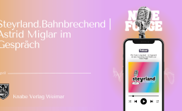Grafik mit Farbverlauf von Orange zu Violett. Links steht in großer weißer Schrift: „Steyrland. Bahnbrechend | Astrid Miglar im Gespräch“. Darunter klein „April“ sowie das Logo und der Schriftzug „Knabe Verlag Weimar“. Rechts ist ein Smartphone abgebildet, auf dessen Bildschirm ein Podcast-Player mit dem Titel „Plot Twist in steyrland – im Gespräch mit den Autorinnen Ana Pawlik und Astrid Miglar“ zu sehen ist. Darüber schwebt ein großes Mikrofon und der Schriftzug „NEUE FOLGE“. Im Hintergrund sind dezente Schallwellen angedeutet.