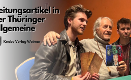Zeitungsartikel in der Thüringer Allgemeine über Reiner Schöne in Weimar. Reiner Schöne sitzt zwischen zwei jungen Männern vor orangefarbener Wand. Einer hält mehrere Karten in der Hand, der andere zeigt ein bemaltes Bild mit Porträt von Reiner Schöne. Links im Bild steht der Schriftzug ‚Zeitungsartikel in der Thüringer Allgemeine‘ sowie das Logo von Knabe Verlag Weimar.