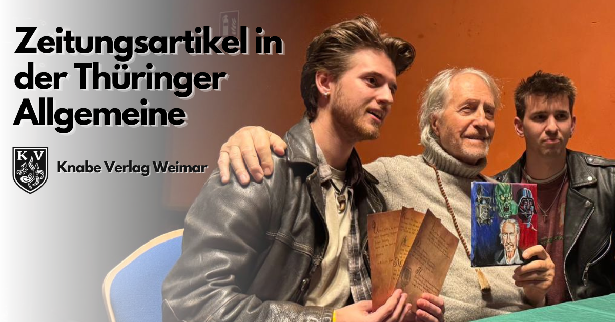Zeitungsartikel in der Thüringer Allgemeine über Reiner Schöne in Weimar. Reiner Schöne sitzt zwischen zwei jungen Männern vor orangefarbener Wand. Einer hält mehrere Karten in der Hand, der andere zeigt ein bemaltes Bild mit Porträt von Reiner Schöne. Links im Bild steht der Schriftzug ‚Zeitungsartikel in der Thüringer Allgemeine‘ sowie das Logo von Knabe Verlag Weimar.