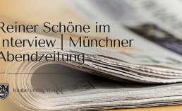 Eine gefaltete Zeitung mit dem Text "Reiner Schöne im Interview | Münchner Abendzeitung" und "Juni" in schwarzer Schrift darüber.