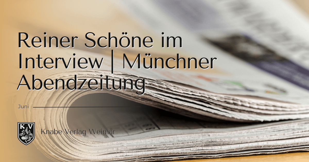 Eine gefaltete Zeitung mit dem Text "Reiner Schöne im Interview | Münchner Abendzeitung" und "Juni" in schwarzer Schrift darüber.