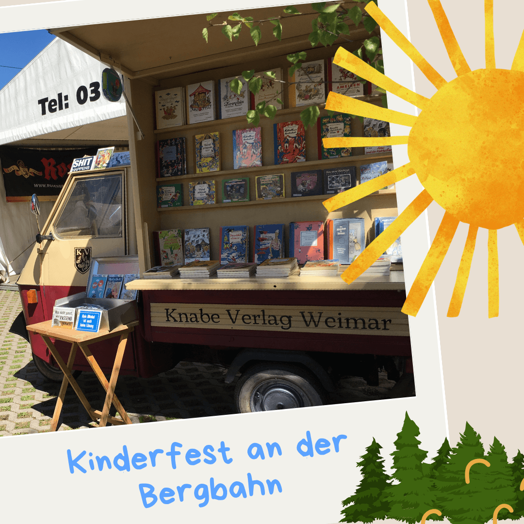 Kinderfest an der Thüringer Bergbahn: Ein rot-beiger Piaggio des Knabe Verlags Weimar dient als mobiler Bücherstand und ist mit zahlreichen Kinderbüchern gefüllt. Die Bücher stehen in mehreren Regalen und liegen zusätzlich auf der Verkaufstheke aus. Links neben dem Fahrzeug befindet sich ein kleiner Tisch mit weiteren Büchern und Hinweisschildern. Über dem Stand hängen grüne Blätter, während die Sonne auf die Szene scheint. Das Bild ist mit einer großen gelben Sonne, Tannenbäumen und dem Schriftzug ‚Kinderfest an der Bergbahn‘ dekoriert und vermittelt eine freundliche, familienorientierte Atmosphäre.