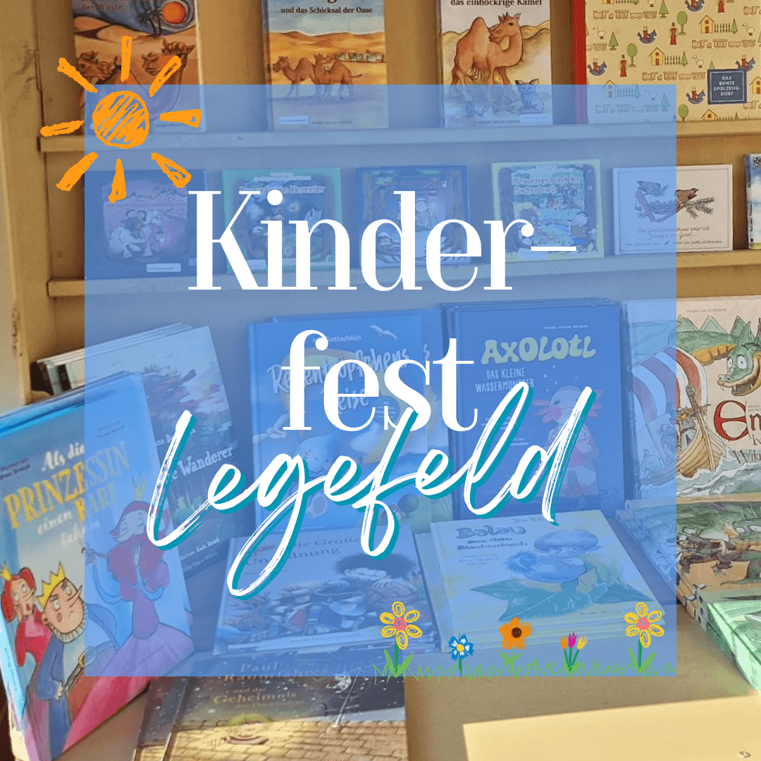 Kinderfest Legefeld: Bunte Auswahl an Kinderbüchern in einem Bücherregal und auf einem Ausstellungstisch. Das Motiv zeigt eine liebevoll gestaltete Buchecke mit Kinderliteratur, dekorativen Blumen und Sonnenelementen und verweist auf das familienfreundliche Angebot beim Kinderfest in Legefeld.
