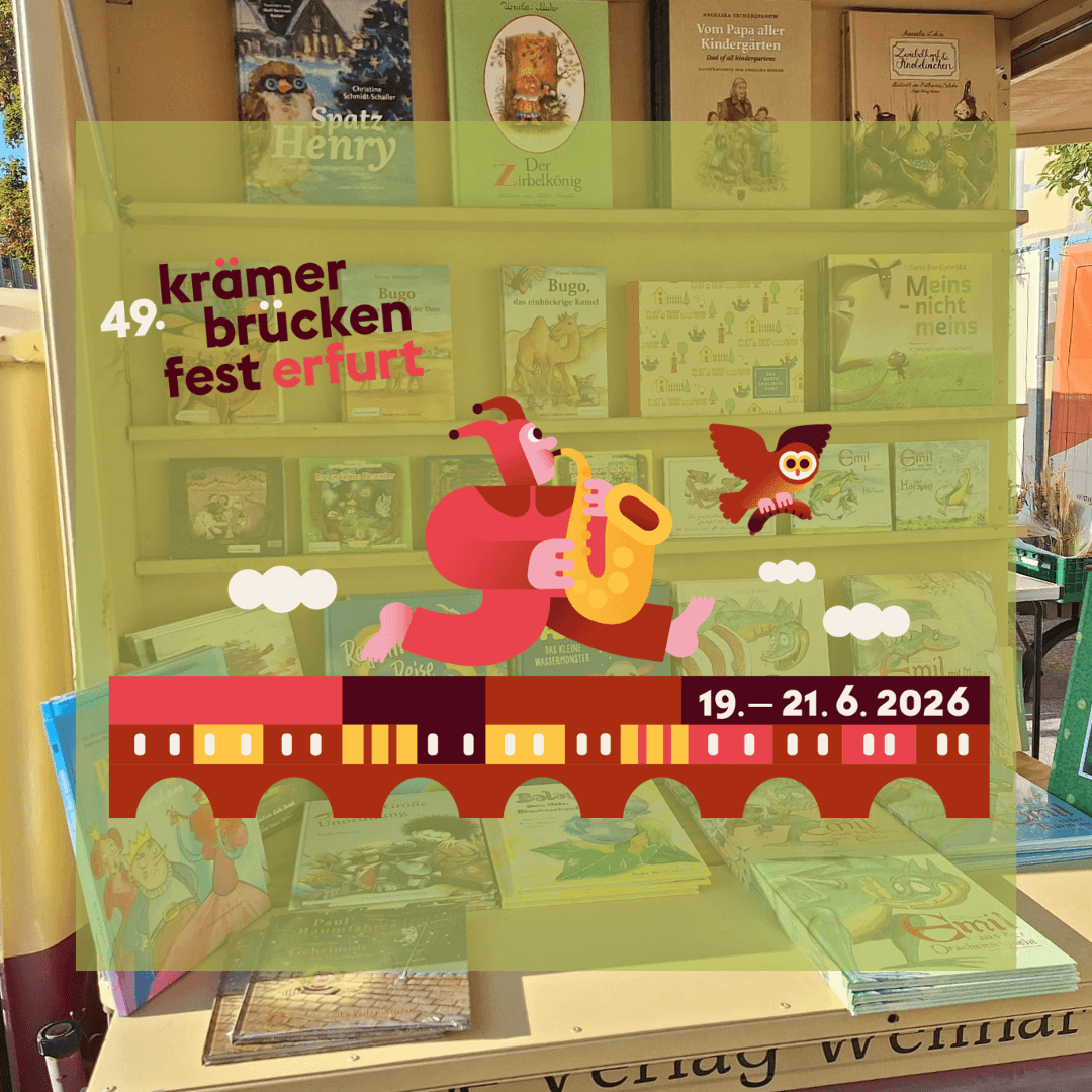Krämerbrückenfest 2026: Ein mobiler Bücherstand des Knabe Verlags Weimar präsentiert zahlreiche Kinderbücher in Regalen und auf einer Verkaufstheke. Zu sehen sind farbenfrohe Bilderbücher und Kinderliteratur, die in einem geöffneten Piaggio-Fahrzeug ausgestellt werden. Über dem Bild liegt eine grafische Gestaltung mit dem Schriftzug zum 49. Krämerbrückenfest Erfurt, einer roten Figur mit Saxofon, einer Eule und einer stilisierten Krämerbrücke. Das Festdatum 19.–21. Juni 2026 ist ebenfalls eingeblendet.