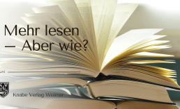 Ein aufgeschlagenes Buch mit weit aufgefächerten Seiten liegt auf mehreren gestapelten Büchern. Das Bild dient als visuelle Illustration zum Thema Lesen. Über dem Buch steht die Überschrift »Mehr lesen – Aber wie?«