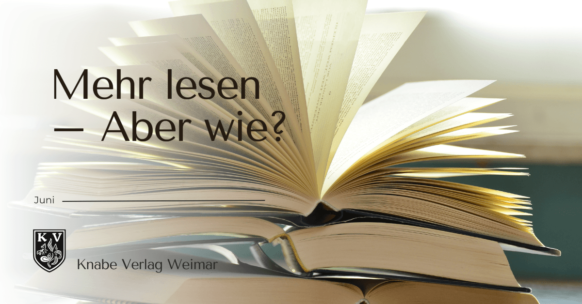 Ein aufgeschlagenes Buch mit weit aufgefächerten Seiten liegt auf mehreren gestapelten Büchern. Das Bild dient als visuelle Illustration zum Thema Lesen. Über dem Buch steht die Überschrift »Mehr lesen – Aber wie?«