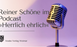 Ein Mikrofon auf lila Hintergrund. Darauf steht in schwarzem Text "Reiner Schöne im Podcast 'Herrlich Ehrlich'" sowie darunter "Juni" und "Knabe Verlag Weimar".