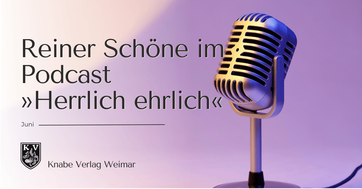 Ein Mikrofon auf lila Hintergrund. Darauf steht in schwarzem Text "Reiner Schöne im Podcast 'Herrlich Ehrlich'" sowie darunter "Juni" und "Knabe Verlag Weimar".