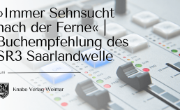 Ein Audio-Mischpult. Darauf steht in schwarzer Schrift "»Immer Sehnsucht nach der Ferne« | Buchempfehlung des SR3 Saarlandwelle" und "Juni" sowie darunter das Knabe Verlagslogo mit der Schrift "Knabe Verlag Weimar"