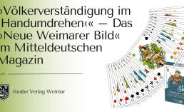 Rechts im Bild zu sehen sind gefächerte offene Karten des Skatspiel-Titels "Neues Weimarer Bild" welche sowohl das deutsche als auch französische Blatt auf einer Karte vereinen. Daneben steht die Packung des Spiels in blauer Farbe mit einer Karte und dem Titel des Spiels darauf gedruckt. Links im Bild steht auf grünem Hintergrund in schwarzer Schrift "Völkerverständigung im Handumdrehen - Das Neue Weimarer Bild im Mitteldeutschen Magazin" sowie "Juni" und das Logo des Knabe Verlags mit dem Text "Knabe Verlag Weimar" rechts daneben.