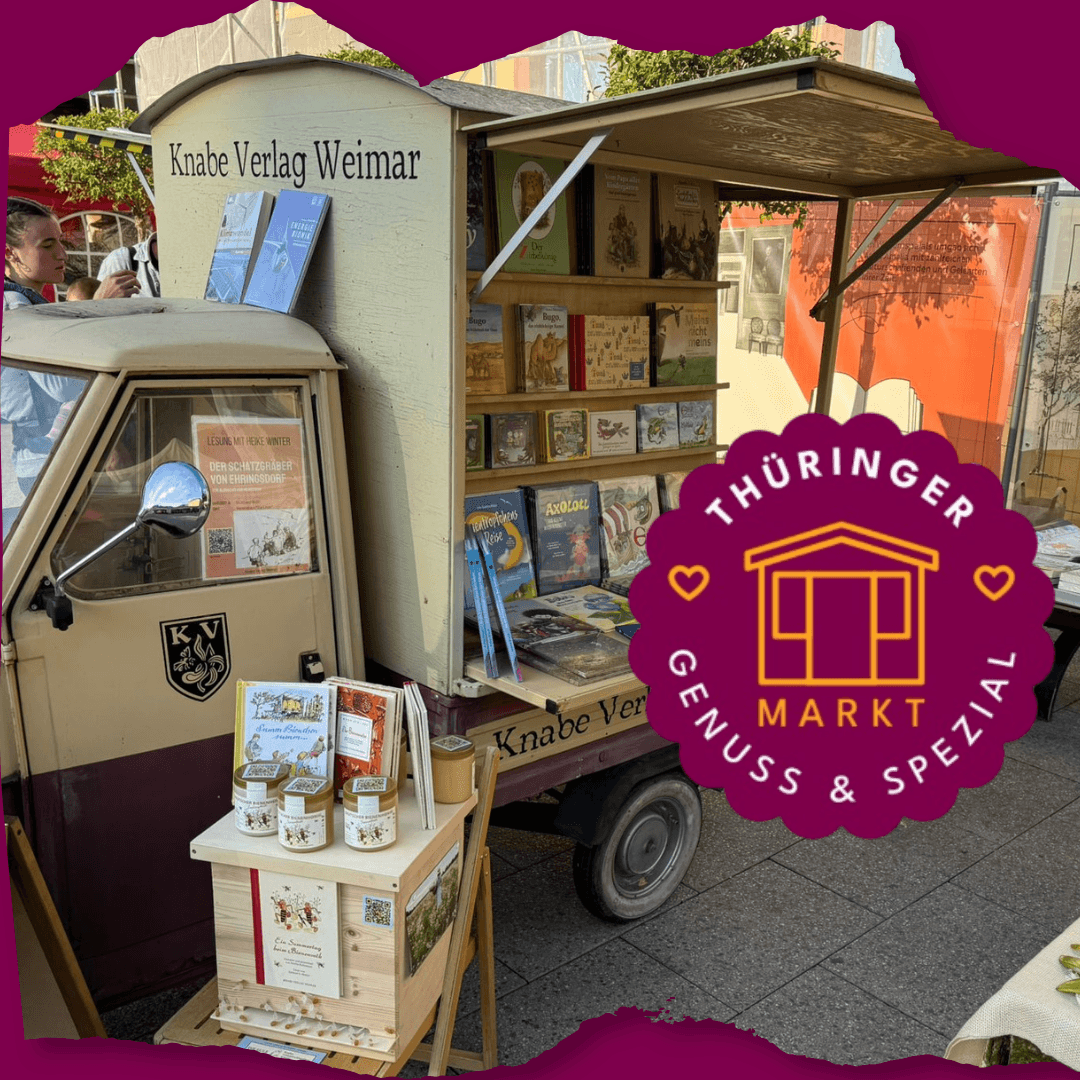 Thüringer Genuss- und Spezialmarkt 26: Verkaufsstand des Knabe Verlags Weimar in einem historischen Verkaufswagen mit ausgestellten Büchern und regionalen Produkten.