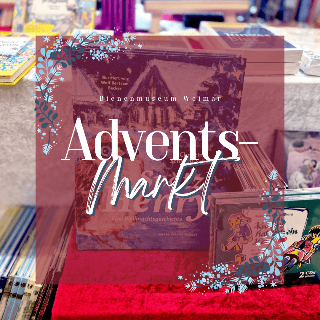 Adventsmarkt im Bienenmuseum: Büchertisch mit verschiedenen Kinderbüchern auf rotem Stoff. Darüber steht der Schriftzug „Adventsmarkt – Bienenmuseum Weimar“, umrahmt von winterlichen Zweigen und Schneeflocken.
