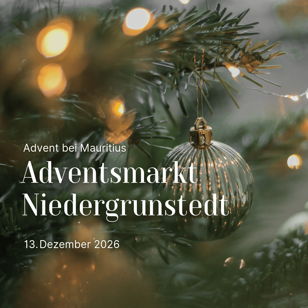 Adventsmarkt Niedergrunstedt Ankündigung: Weihnachtskugel an einem Tannenzweig mit warmen Lichtern. Darüber steht „Adventsmarkt Niedergrunstedt – Advent bei Mauritius, 13. Dezember 2026