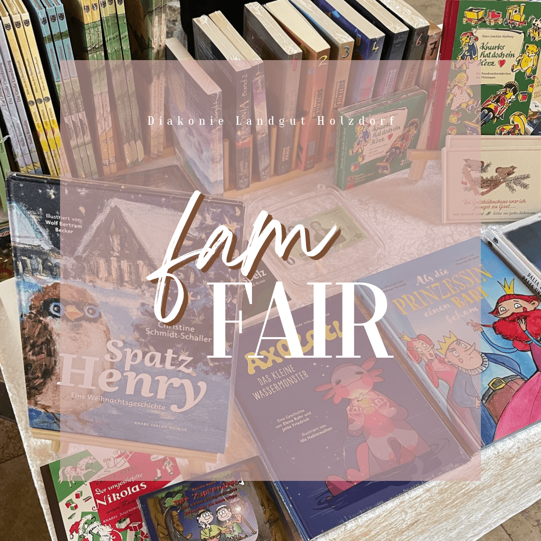 famFair 26: Auswahl an Kinder- und Jugendbüchern auf einem Büchertisch. Im Vordergrund steht der Schriftzug „famFAIR“, darüber „Diakonie Landgut Holzdorf“.